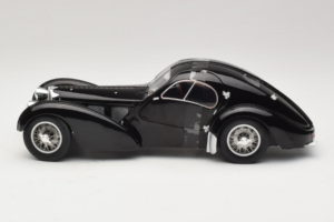 Bugatti Type 57 SC Atlantic Preto Solido 1:18 S1802101 Metal - imagem 3 de 6