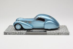 Bugatti Type 57SC Atlantic Azul Minichamps 1:18 107110320 Metal - imagem 3 de 6