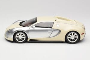 Bugatti Veyron Edition Centenaire Chrome Beige Minichamps 1:18 100110854 Metal - imagem 4 de 8