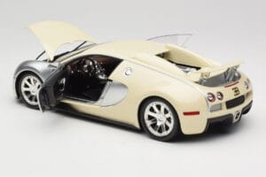 Bugatti Veyron Edition Centenaire Chrome Beige Minichamps 1:18 100110854 Metal - imagem 5 de 8
