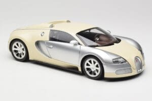 Bugatti Veyron Edition Centenaire Chrome Beige Minichamps 1:18 100110854 Metal - imagem 6 de 8