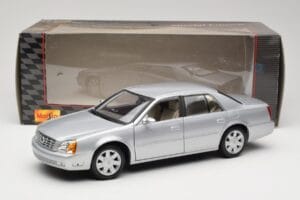 Cadillac DeVille DTS Maisto 1:18 56061 Metal - imagem 8 de 8