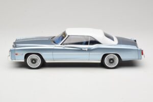 Cadillac Eldorado Cabriolet Azul MCG 1:18 MCG18472 Metal - imagem 4 de 7