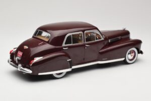 Cadillac Fleetwood 60 Special Sedan Vermelho MCG 1:18 MCG18071 Metal - imagem 2 de 6