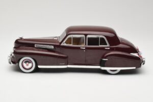 Cadillac Fleetwood 60 Special Sedan Vermelho MCG 1:18 MCG18071 Metal - imagem 3 de 6
