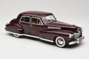 Cadillac Fleetwood 60 Special Sedan Vermelho MCG 1:18 MCG18071 Metal - imagem 4 de 6