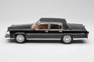 Cadillac Fleetwood Brougham Preto MCG 1:18 MCG18250 Metal - imagem 3 de 6