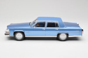 Cadillac Fleetwood Brougham Azul Metálico MCG 1:18 MCG18252 Metal - imagem 3 de 6