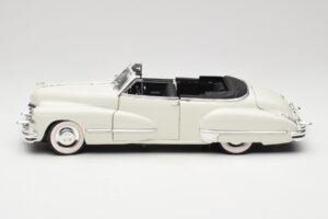 Cadillac Series 62 Cabriolet Branco Anson 1:18 30335 Metal - imagem 4 de 8