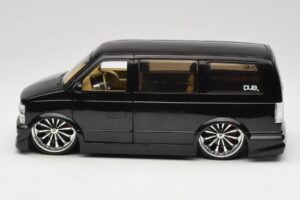 Chevrolet Astro Van Tuned Preto Jada 1:18 63122 Metal - imagem 4 de 8