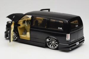 Chevrolet Astro Van Tuned Preto Jada 1:18 63122 Metal - imagem 5 de 8