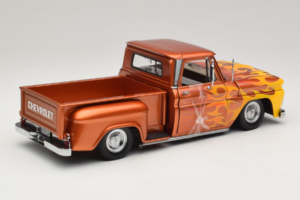 Chevrolet C-10 Stepside Pickup Lowrider Laranja com Chama Sun Star 1:18 1392 Metal - imagem 2 de 6