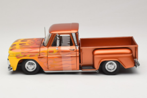 Chevrolet C-10 Stepside Pickup Lowrider Laranja com Chama Sun Star 1:18 1392 Metal - imagem 3 de 6