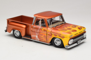 Chevrolet C-10 Stepside Pickup Lowrider Laranja com Chama Sun Star 1:18 1392 Metal - imagem 4 de 6