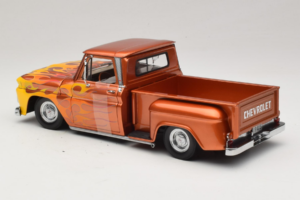 Chevrolet C-10 Stepside Pickup Lowrider Laranja com Chama Sun Star 1:18 1392 Metal - imagem 5 de 6