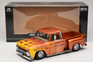 Chevrolet C-10 Stepside Pickup Lowrider Laranja com Chama Sun Star 1:18 1392 Metal - imagem 6 de 6