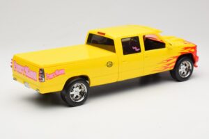 Chevrolet C2500 Silverado Pussy Wagon From Kill Bill Amarelo GreenLight 1:18 19015 Metal - imagem 2 de 6