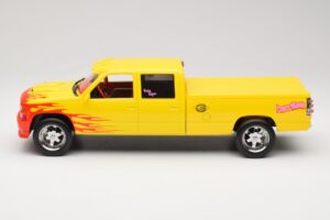 Chevrolet C2500 Silverado Pussy Wagon From Kill Bill Amarelo GreenLight 1:18 19015 Metal - imagem 3 de 6