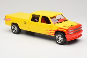 Chevrolet C2500 Silverado Pussy Wagon From Kill Bill Amarelo GreenLight 1:18 19015 Metal - imagem 4 de 6