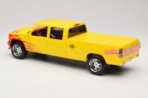 Chevrolet C2500 Silverado Pussy Wagon From Kill Bill Amarelo GreenLight 1:18 19015 Metal - imagem 5 de 6