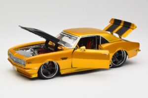 Chevrolet Camaro Z/28 Dourado Maisto 1:18 31066 Metal - imagem 2 de 8