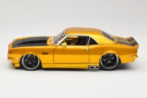 Chevrolet Camaro Z/28 Dourado Maisto 1:18 31066 Metal - imagem 4 de 8