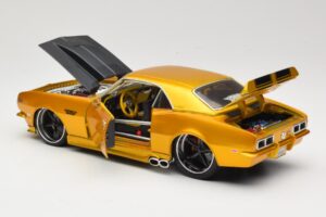 Chevrolet Camaro Z/28 Dourado Maisto 1:18 31066 Metal - imagem 5 de 8