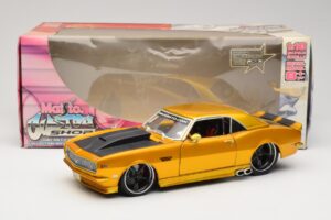 Chevrolet Camaro Z/28 Dourado Maisto 1:18 31066 Metal - imagem 8 de 8