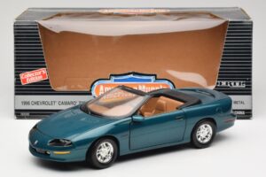 Chevrolet Camaro Z28 Cabriolet Verde American Muscle 1:18 7231D0 Metal - imagem 8 de 8
