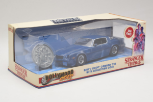 Chevrolet Camaro Z28 Stranger Things With Collectible Coin Metals Diecast 1:24 31110 Metal - imagem 2 de 3