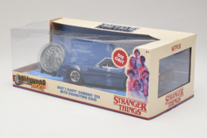Chevrolet Camaro Z28 Stranger Things With Collectible Coin Metals Diecast 1:24 31110 Metal - imagem 3 de 3
