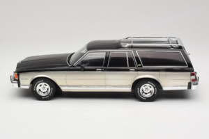 Chevrolet Caprice Estate Wagon Prateado & Cinzento MCG 1:18 MCG18478 Metal - imagem 3 de 6
