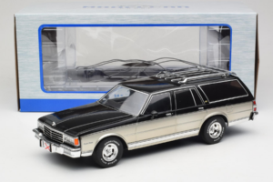 Chevrolet Caprice Estate Wagon Prateado & Cinzento MCG 1:18 MCG18478 Metal - imagem 6 de 6
