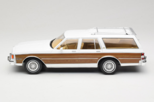 Chevrolet Caprice Estate Wagon Branco MCG 1:18 MCG18475 Metal - imagem 3 de 6
