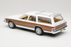 Chevrolet Caprice Estate Wagon Branco MCG 1:18 MCG18475 Metal - imagem 5 de 6