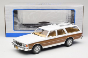Chevrolet Caprice Estate Wagon Branco MCG 1:18 MCG18475 Metal - imagem 6 de 6