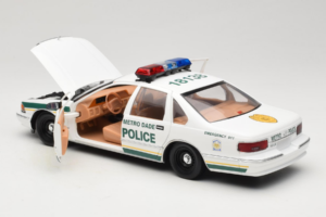 Chevrolet Caprice Metro Dade Polícia UT Models 1:18 21024 Metal - imagem 5 de 8