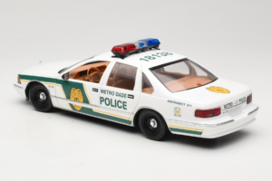 Chevrolet Caprice Metro Dade Polícia UT Models 1:18 21024 Metal - imagem 7 de 8