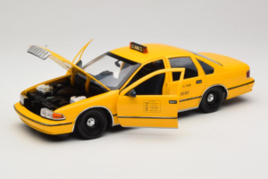 Chevrolet Caprice NYC Táxi UT Models 1:18 180142095 Metal - imagem 2 de 8
