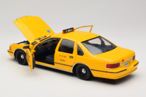Chevrolet Caprice NYC Táxi UT Models 1:18 180142095 Metal - imagem 5 de 8