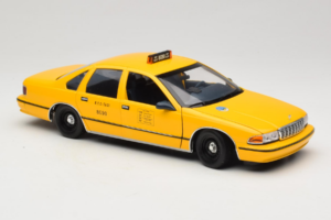 Chevrolet Caprice NYC Táxi UT Models 1:18 180142095 Metal - imagem 6 de 8