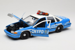 Chevrolet Caprice Nova Iorque Polícia UT Models 1:18 180142097 Metal - imagem 2 de 8