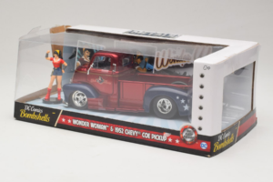 Chevrolet COE Pickup Wonder Woman With Figure Metals Diecast 1:24 30453 Metal - imagem 3 de 3