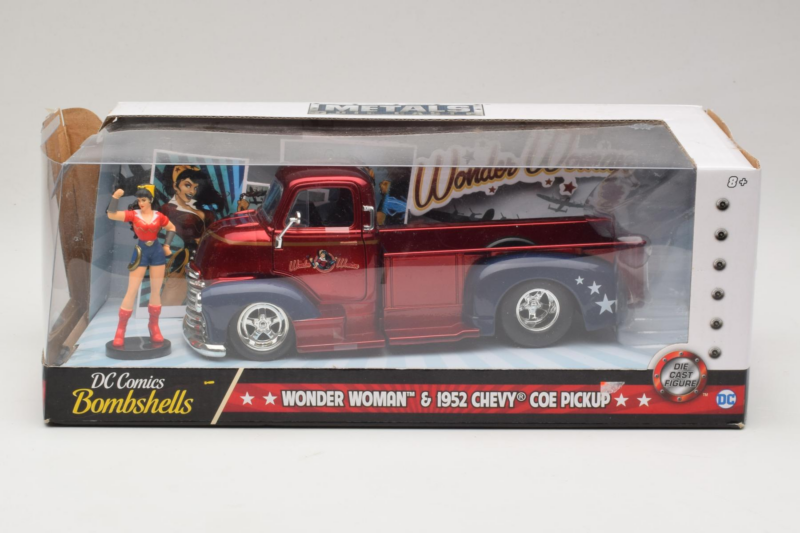 Chevrolet COE Pickup Wonder Woman With Figure Metals Diecast 1:24 30453 Metal