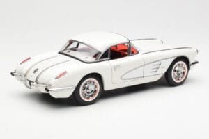 Chevrolet Corvette C1 Spider Hard Top Snowcrest Branco AUTOart 1:18 71147 Metal - imagem 3 de 8