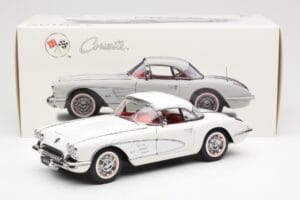 Chevrolet Corvette C1 Spider Hard Top Snowcrest Branco AUTOart 1:18 71147 Metal - imagem 8 de 8