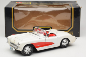 Chevrolet Corvette C1 Branco & Vermelho Bburago 1:18 3024-M3 Metal - imagem 8 de 8