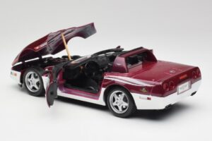 Chevrolet Corvette C4 Indy 500 Pace Car Maisto 1:18 56011 Metal - imagem 5 de 8