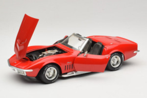 Chevrolet Corvette C3 Cabriolet Vermelho Revell 1:18 8833-P1 Metal - imagem 2 de 8