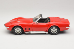 Chevrolet Corvette C3 Cabriolet Vermelho Revell 1:18 8833-P1 Metal - imagem 4 de 8